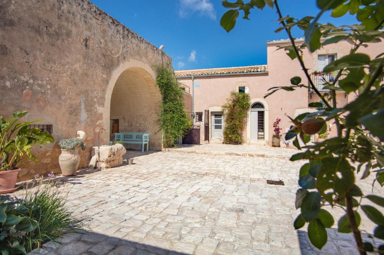 Hostal Terre Di Cavalusi Relais Donnafugata Exterior foto
